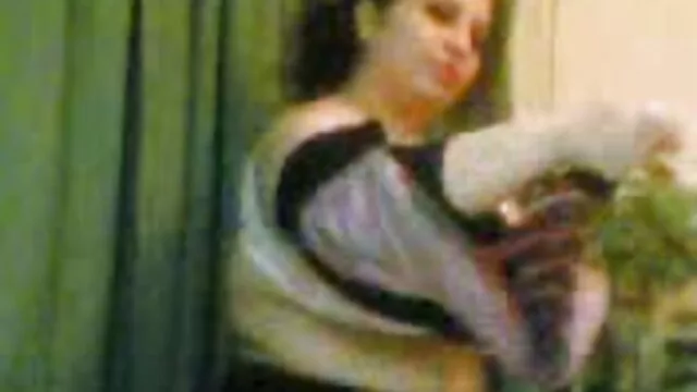 Perforando su coño trio latino xxx mojado con un dildo como un loco