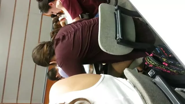 Linda hermana seduce a su hermanastro a la virgen perdida y recibe una cogida porno en audio latino anal
