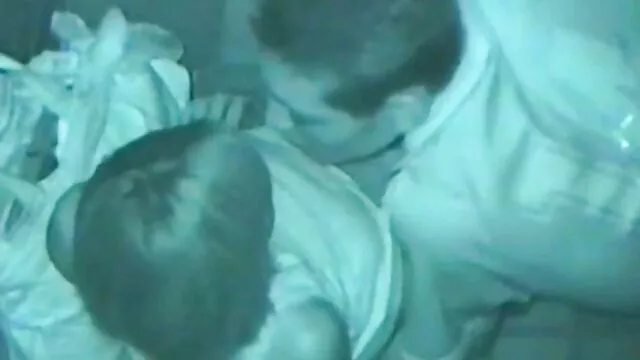 Lamiendo porno latino nuevo profundamente un coño mojado goteando caliente