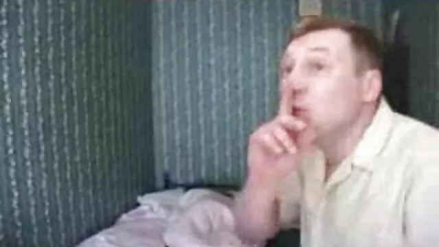 Pequeña porno latino online adolescente chupa la polla antes de doggystyle