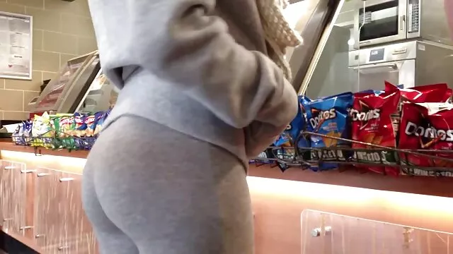 Chica xvideos sub latinos español lesbiana seduciendo a su sirvienta